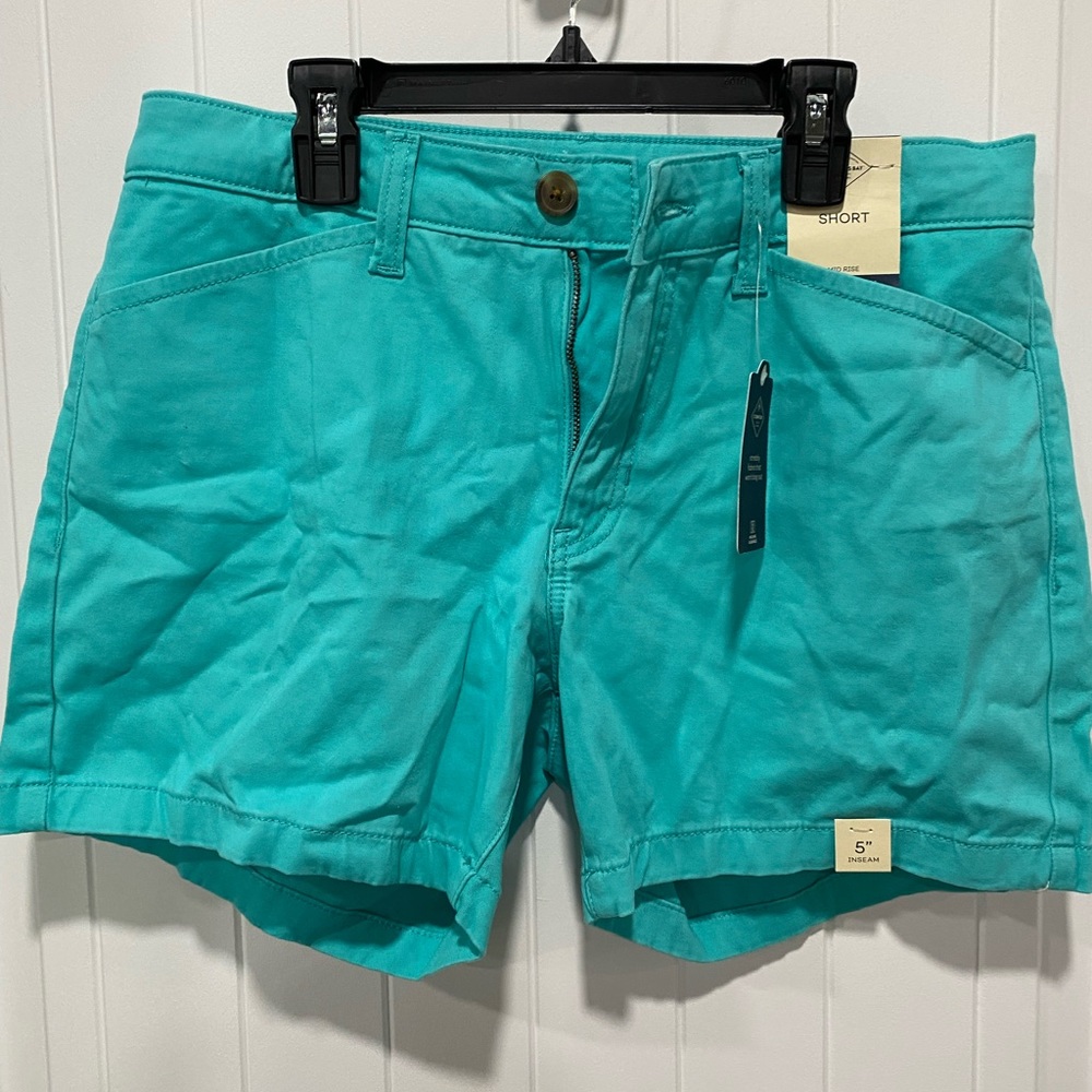 Easy fit through hip and thigh shorts 5 inch seam